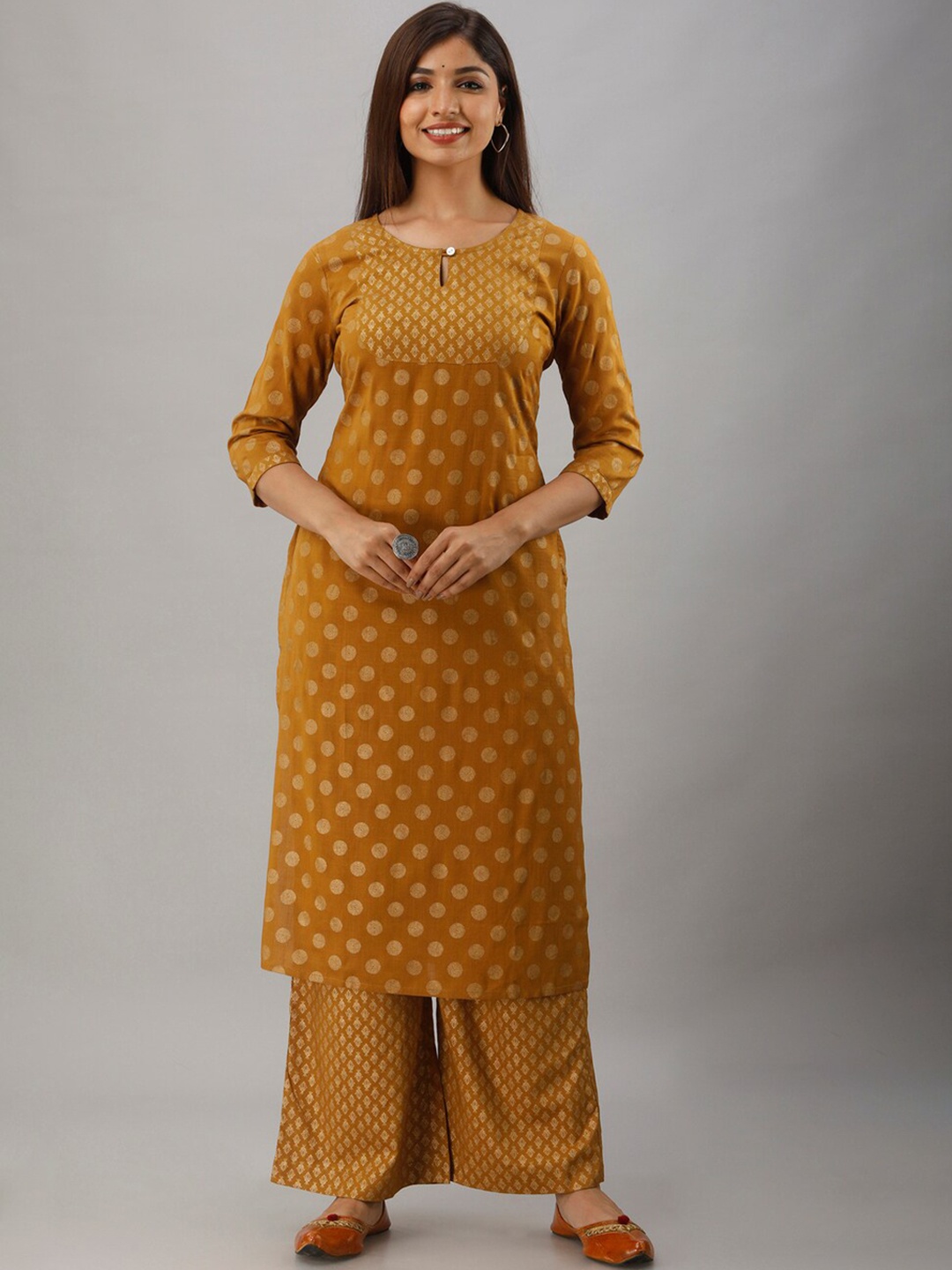 

MAUKA Women Gold-Toned Ethnic Motifs Printed Kurta with Palazzos
