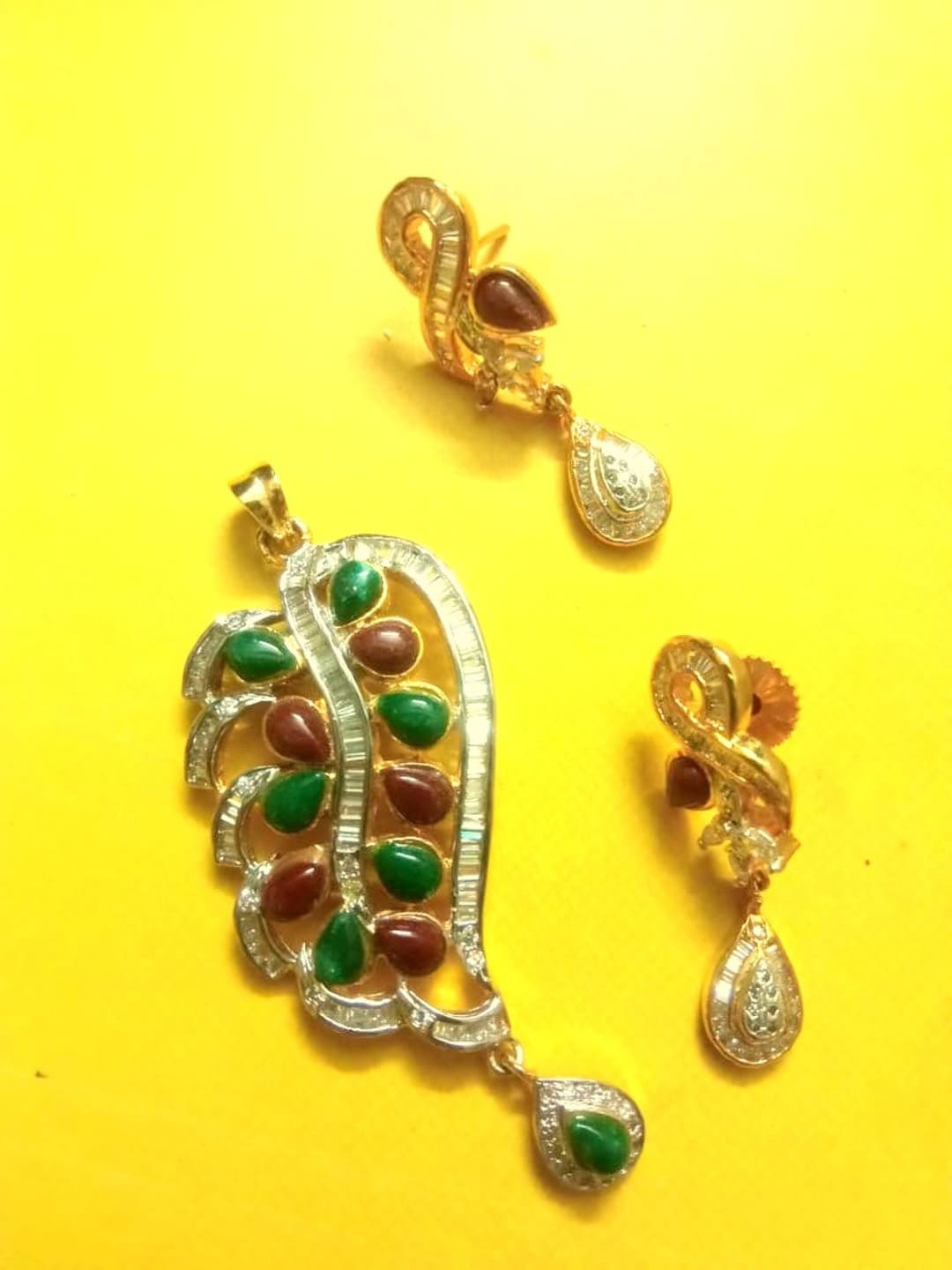 

Runjhun Women Gold-Plated Green & Brown CZ-Studded & Beaded Pendant & Earrings Set