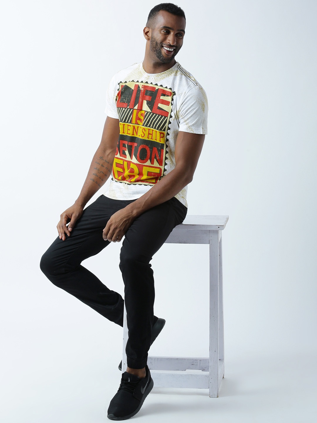 

Huetrap Men White Printed Regular Fit Round Neck T-shirt