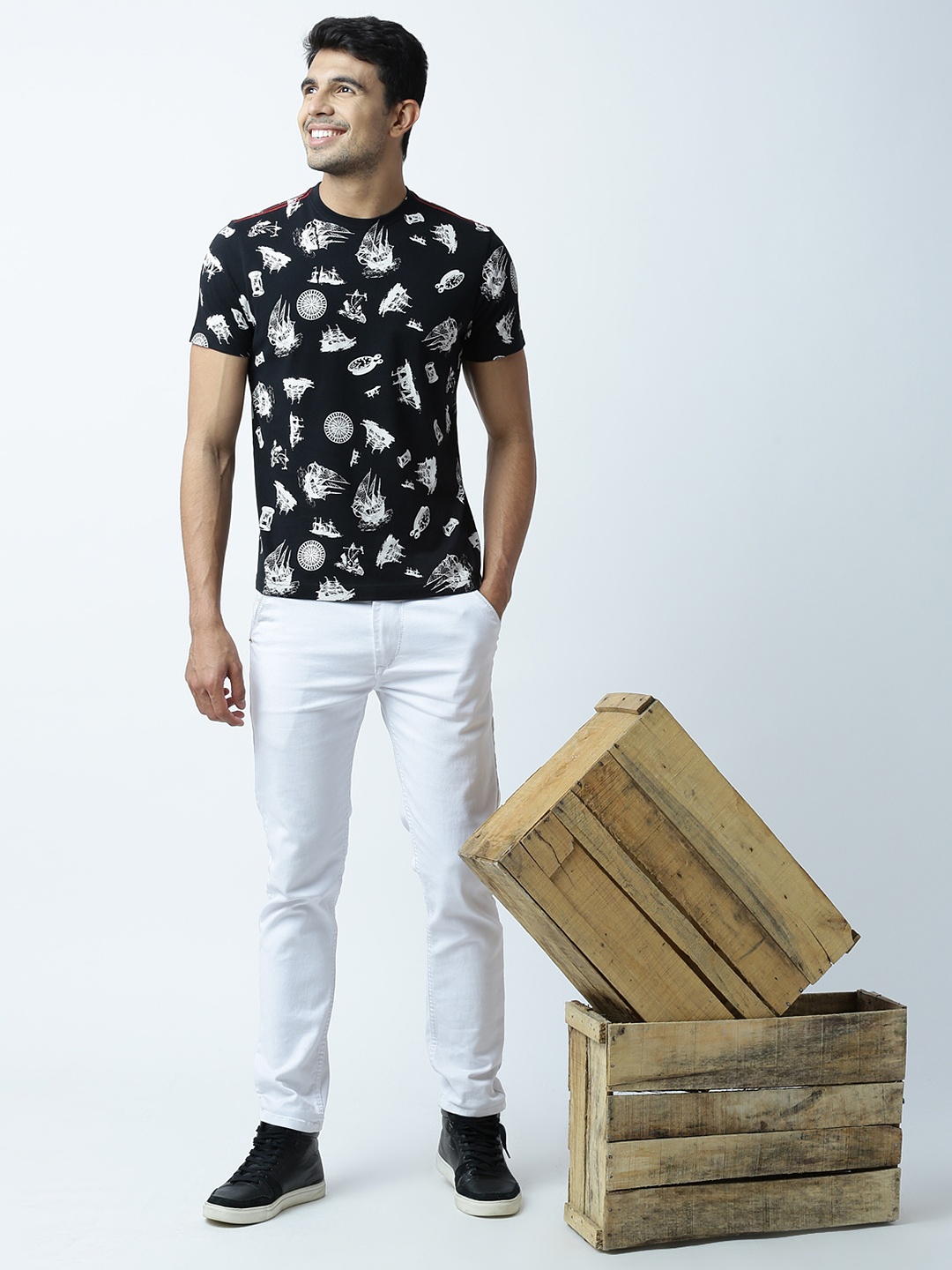 

Huetrap Men Black & White Printed Round Neck T-shirt