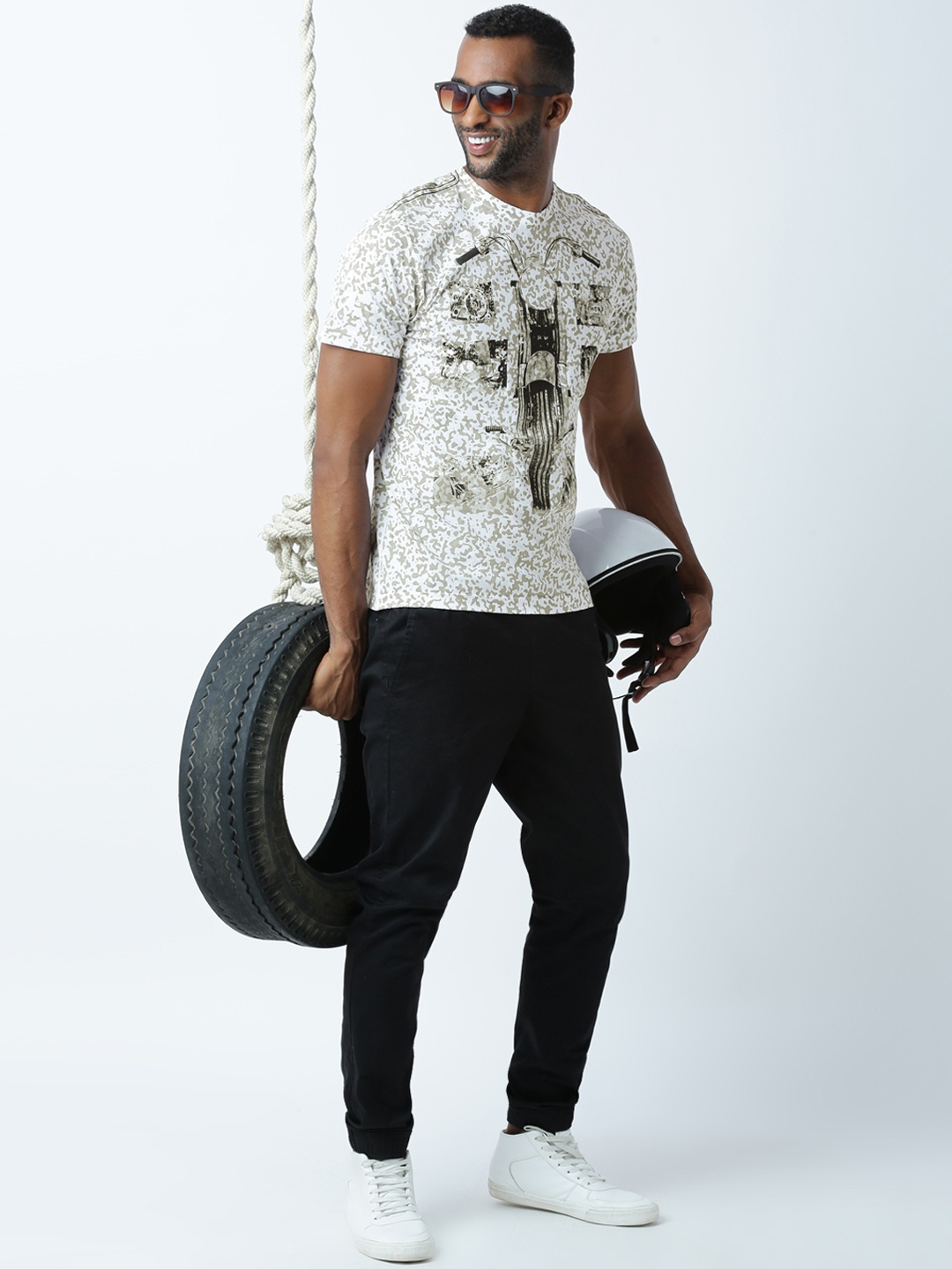 

Huetrap Men White & Olive Green Printed Regular Fit Round Neck T-shirt