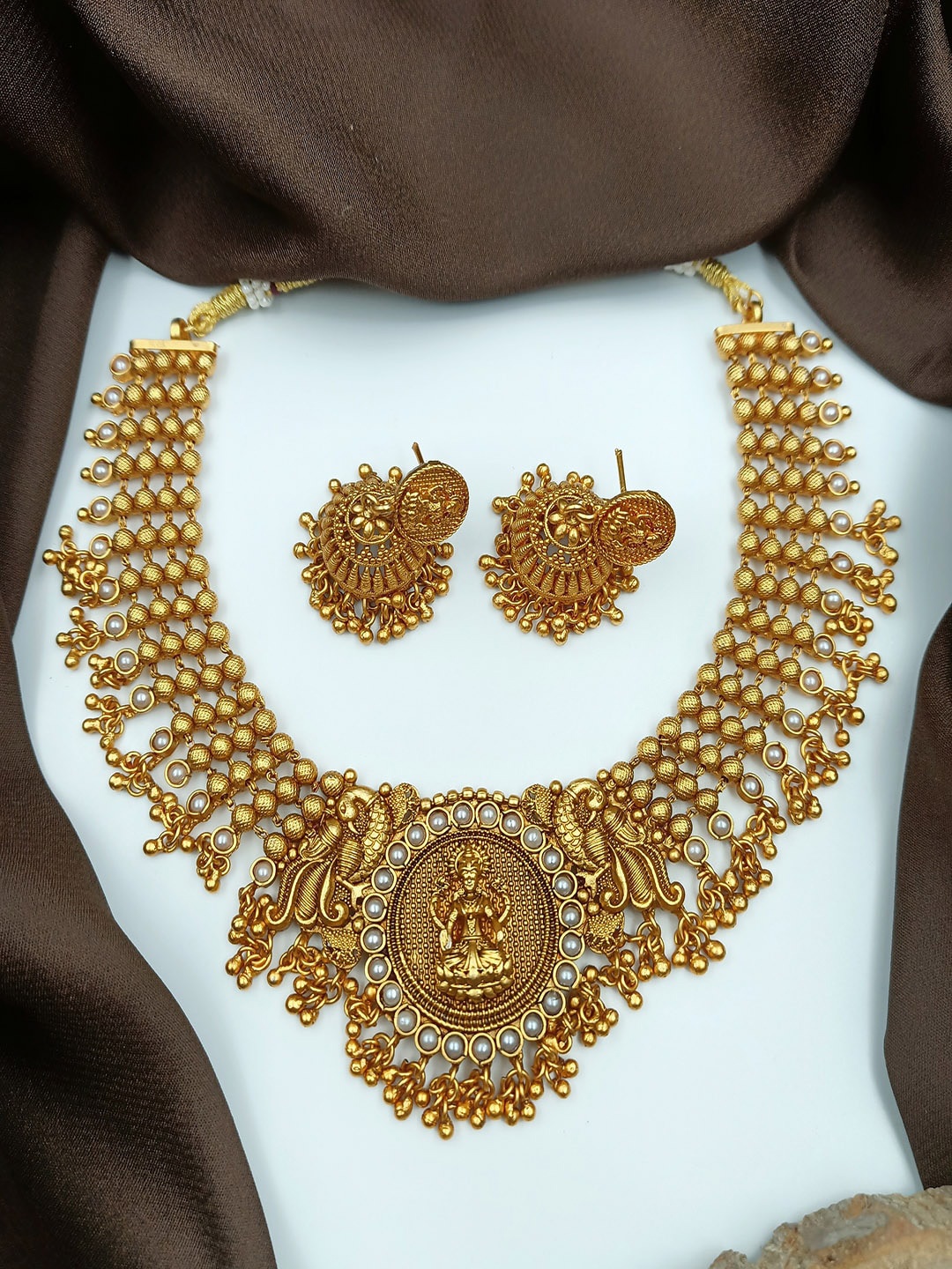

StileAdda Gold-Plated White Pearl Beaded Jewellery Set