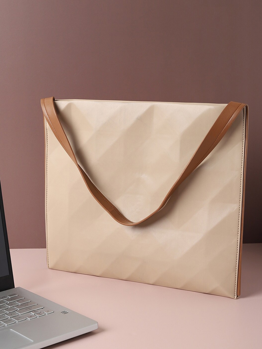 

HAUTE SAUCE by Campus Sutra Cream-Coloured PU Shopper Shoulder Bag with Quilted