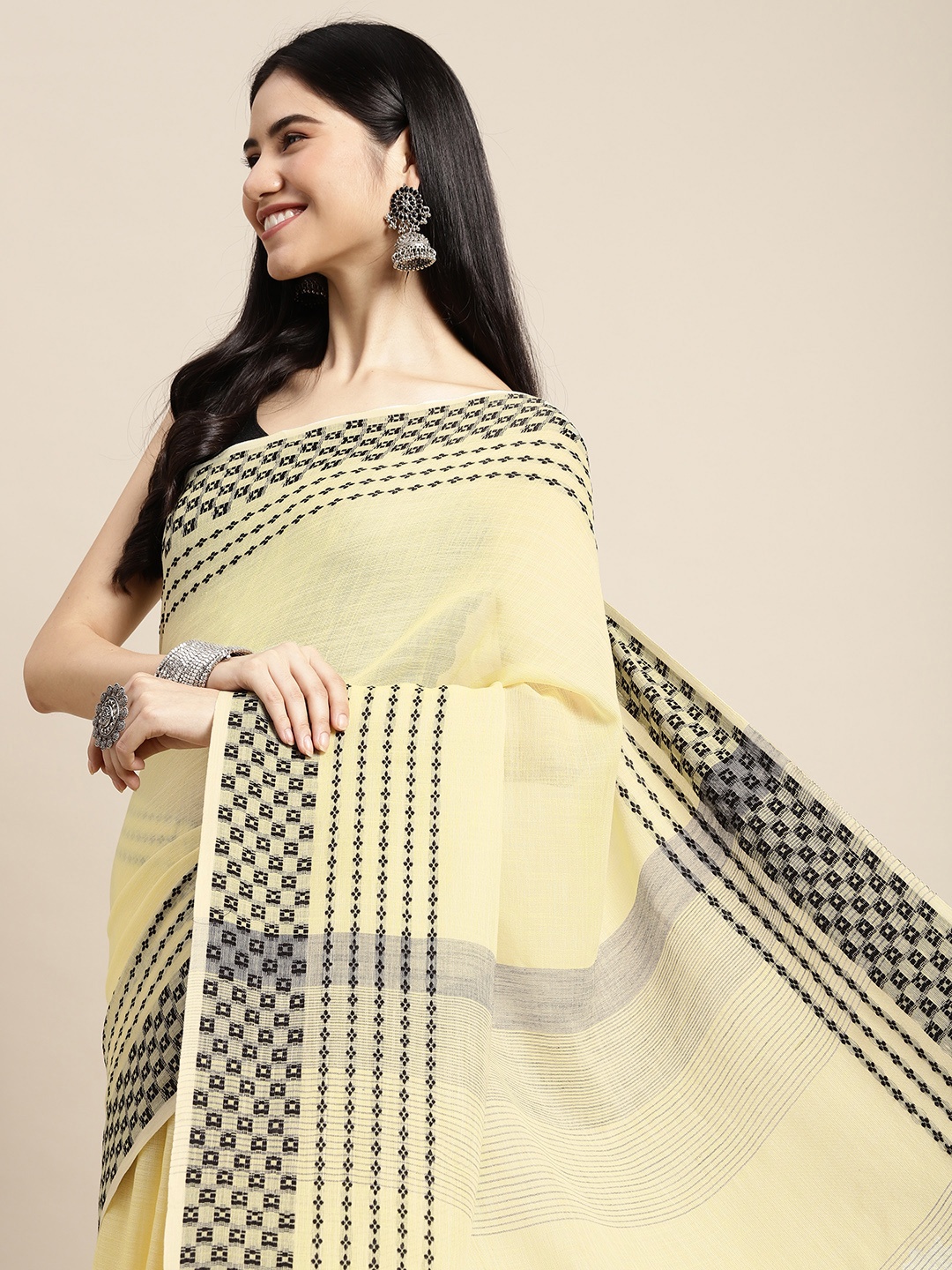 

SANGAM PRINTS Yellow & Black Solid Linen Blend Saree
