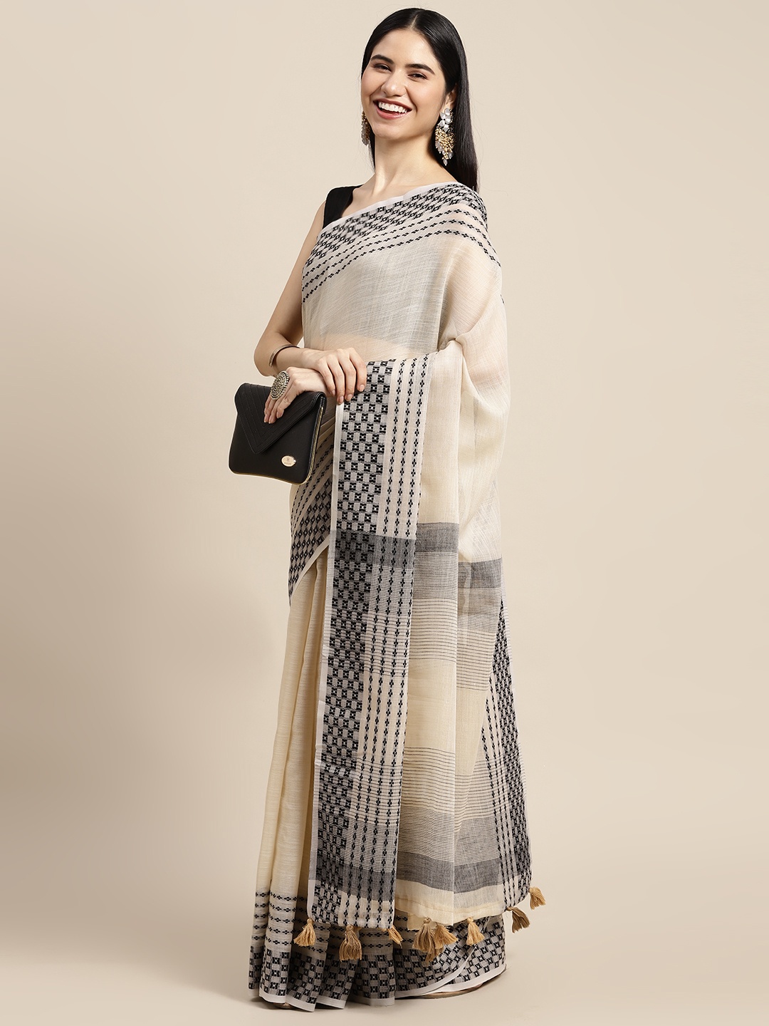 

SANGAM PRINTS Cream-Coloured & Black Solid Linen Blend Saree
