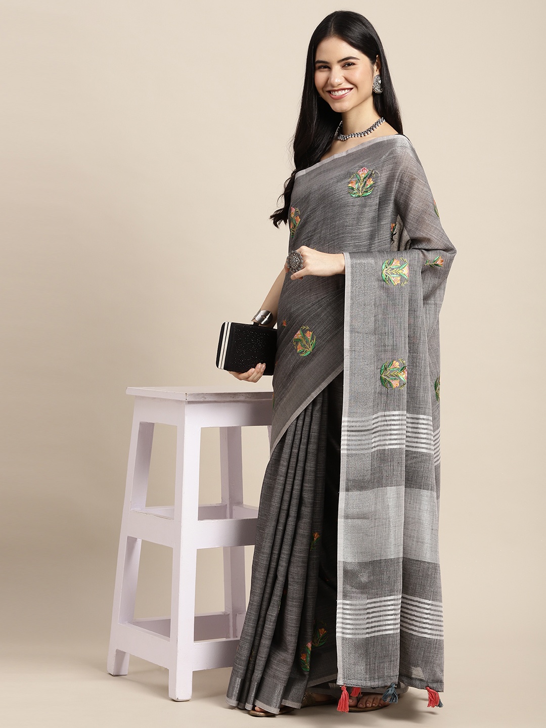 

SANGAM PRINTS Grey & Green Floral Embroidered Linen Blend Saree