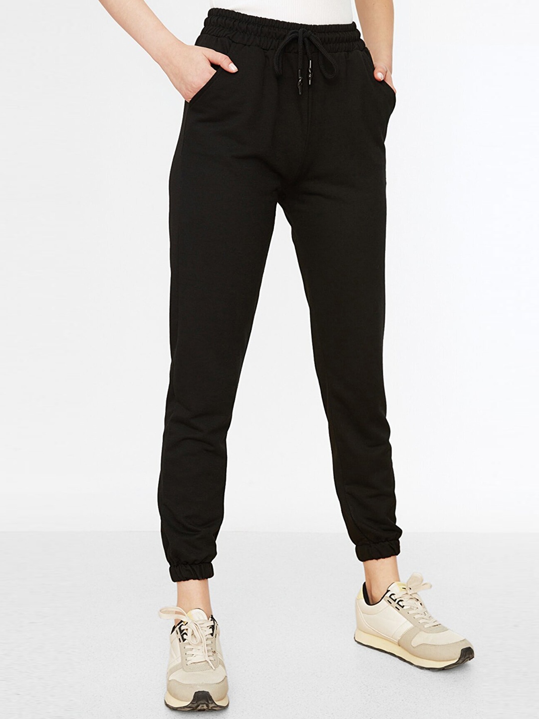 

Trendyol Women Black Solid Regular Fit Joggers