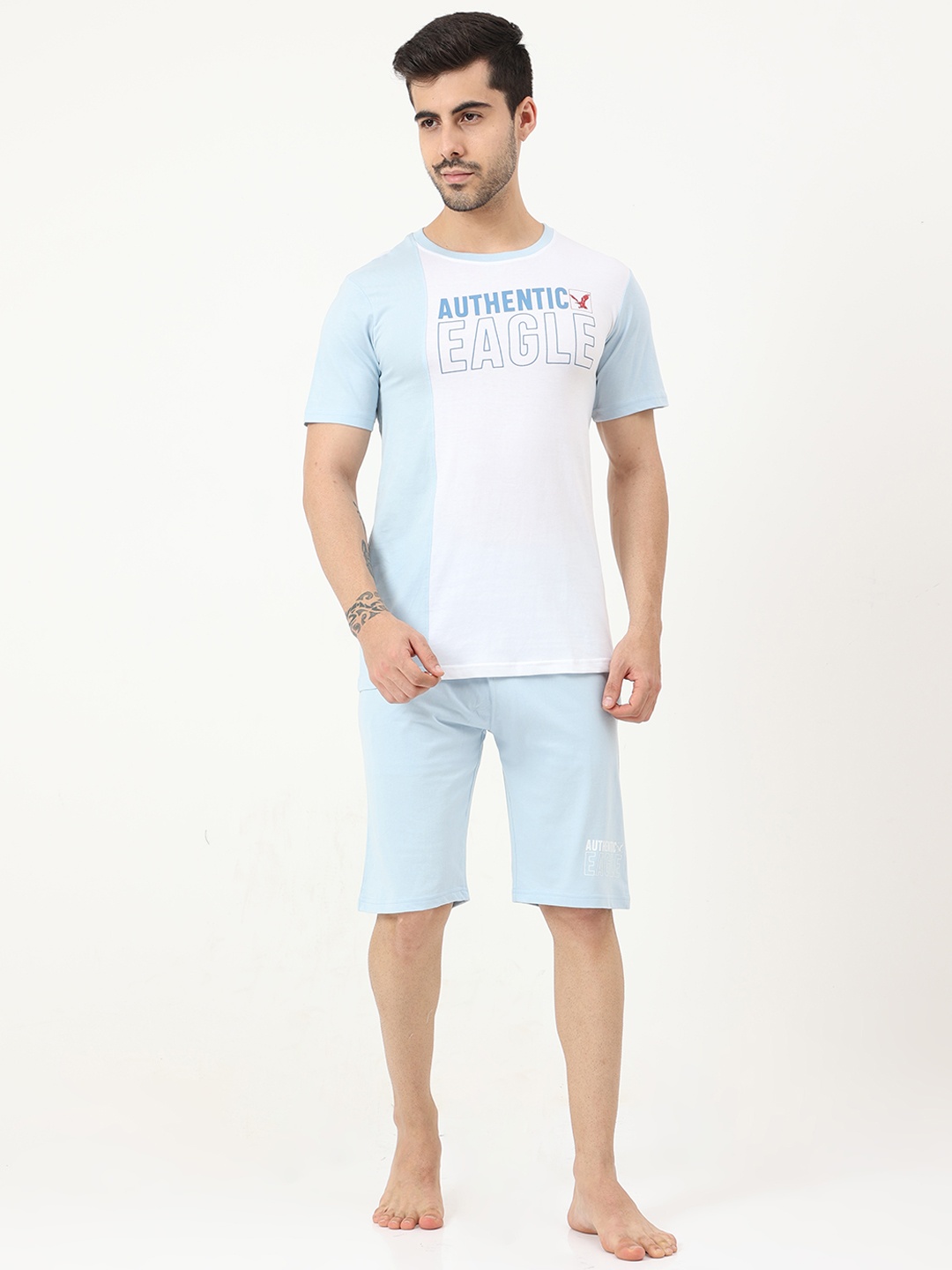 

Masculino Latino Men White & Blue Printed Night suit