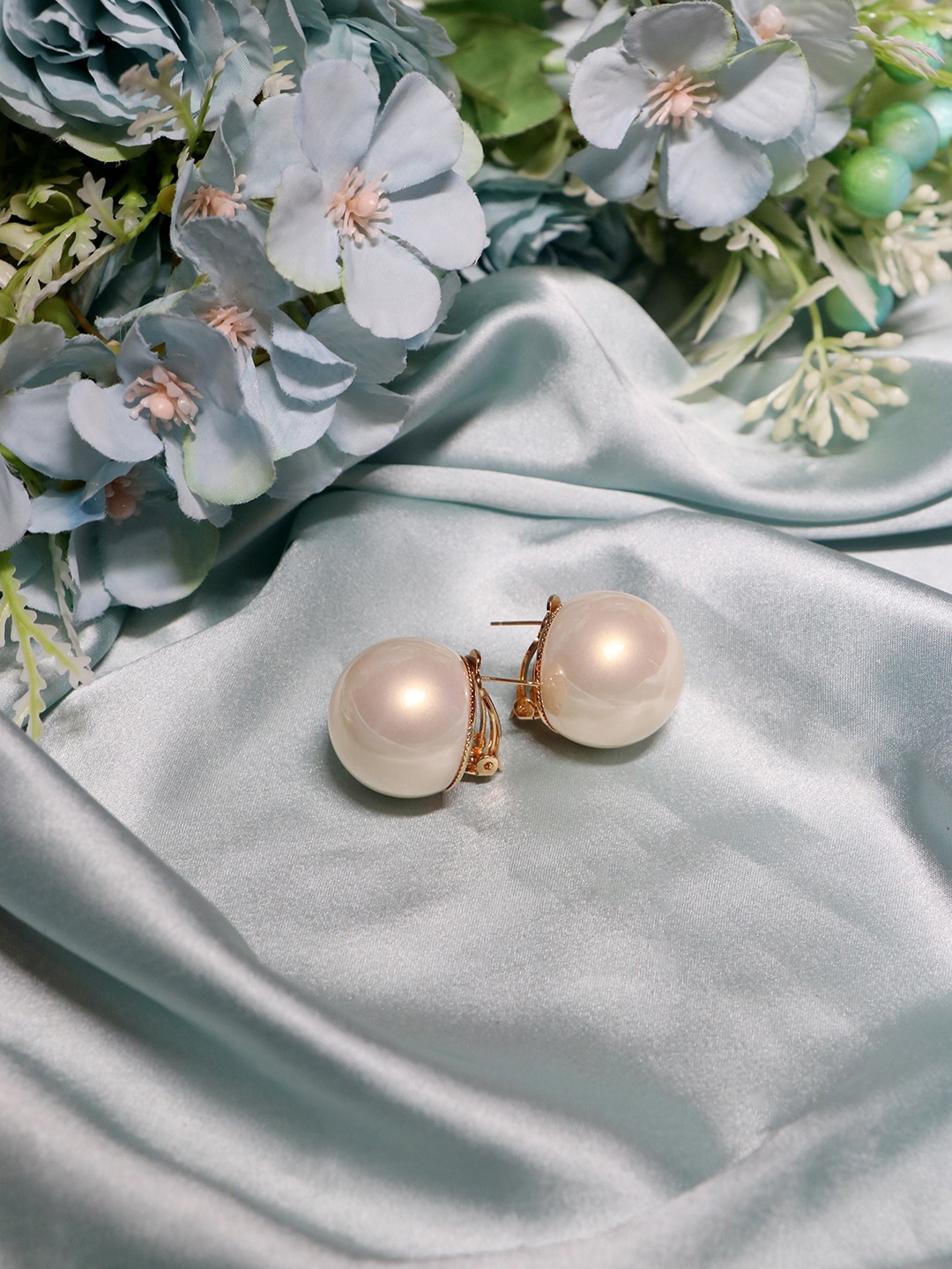 

Ishhaara Off White Circular Studs Earrings