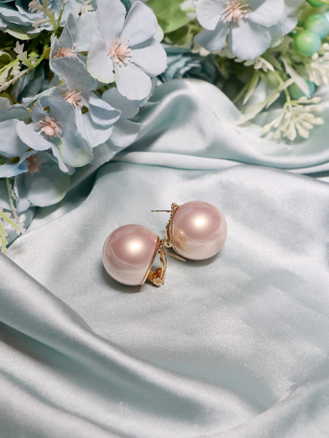 

Ishhaara Pink Circular Studs Earrings
