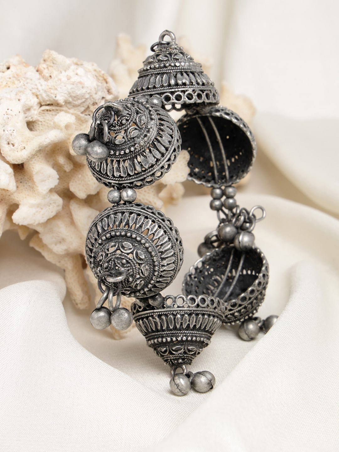 

Moedbuille Women Silver-Toned Brass Oxidised Silver-Plated Bangle-Style Bracelet