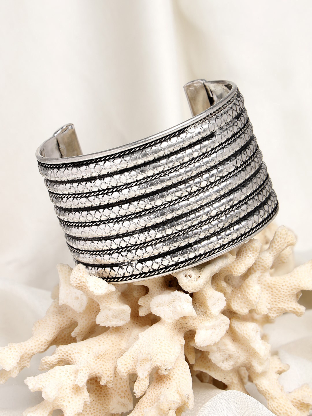 

Moedbuille Women Silver-Toned Brass Oxidised Silver-Plated Cuff Bracelet