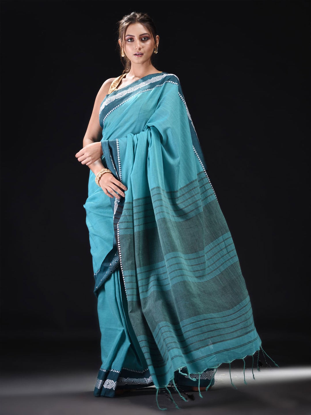 

BEATITUDE Green & Blue Woven Pure Cotton Saree