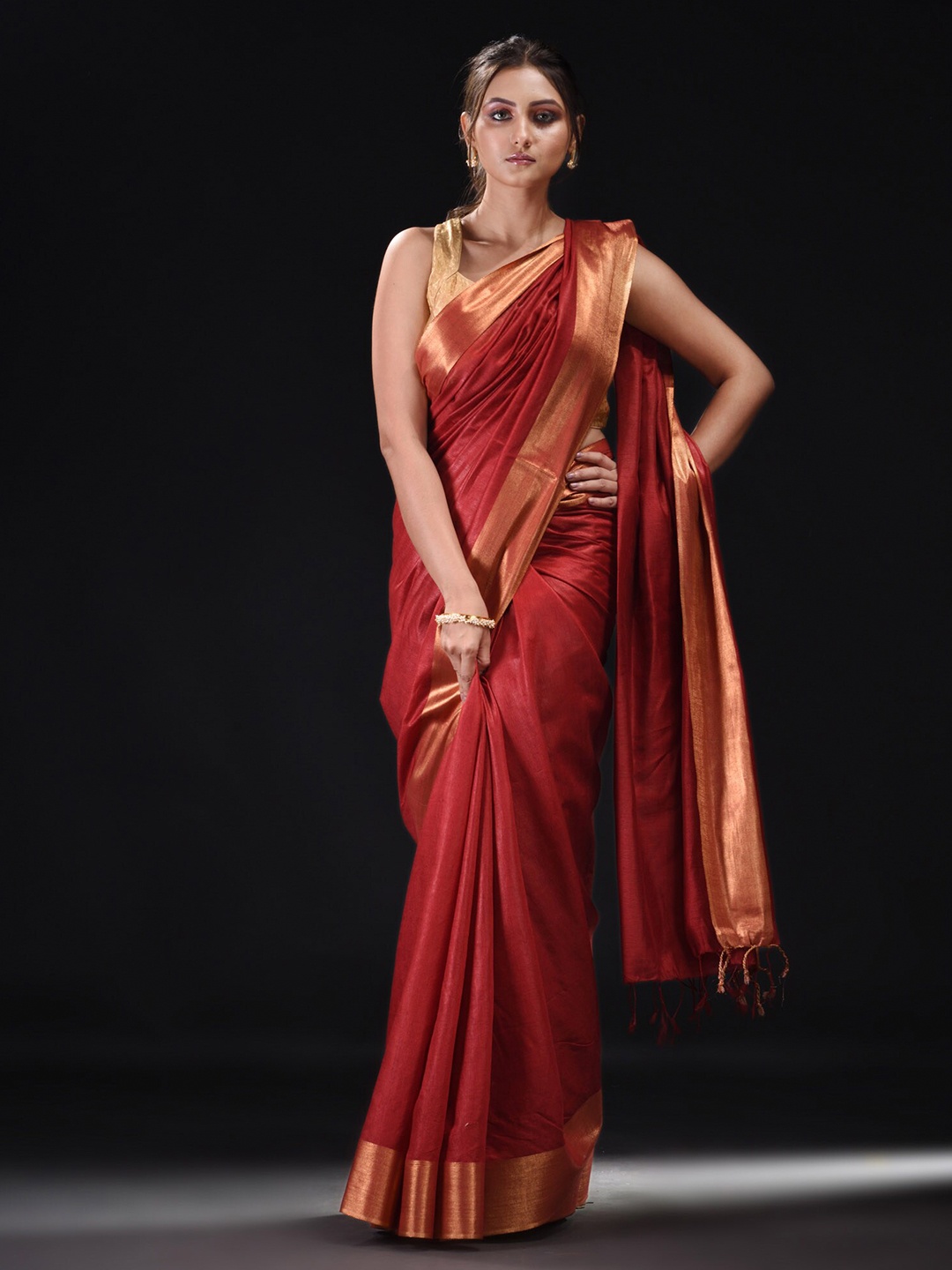 

BEATITUDE Maroon & Gold-Toned Slub Cotton Woven Zari Saree