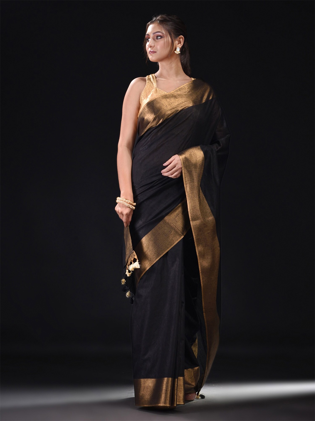 

BEATITUDE Black & Gold-Toned Slub Cotton Zari Saree