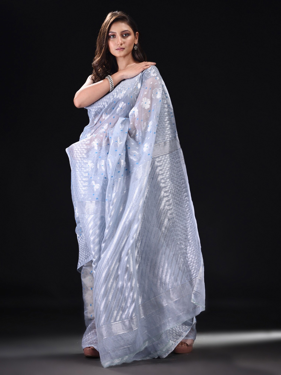 

BEATITUDE Silver-Toned & Grey Floral Zari Silk Cotton Jamdani Saree