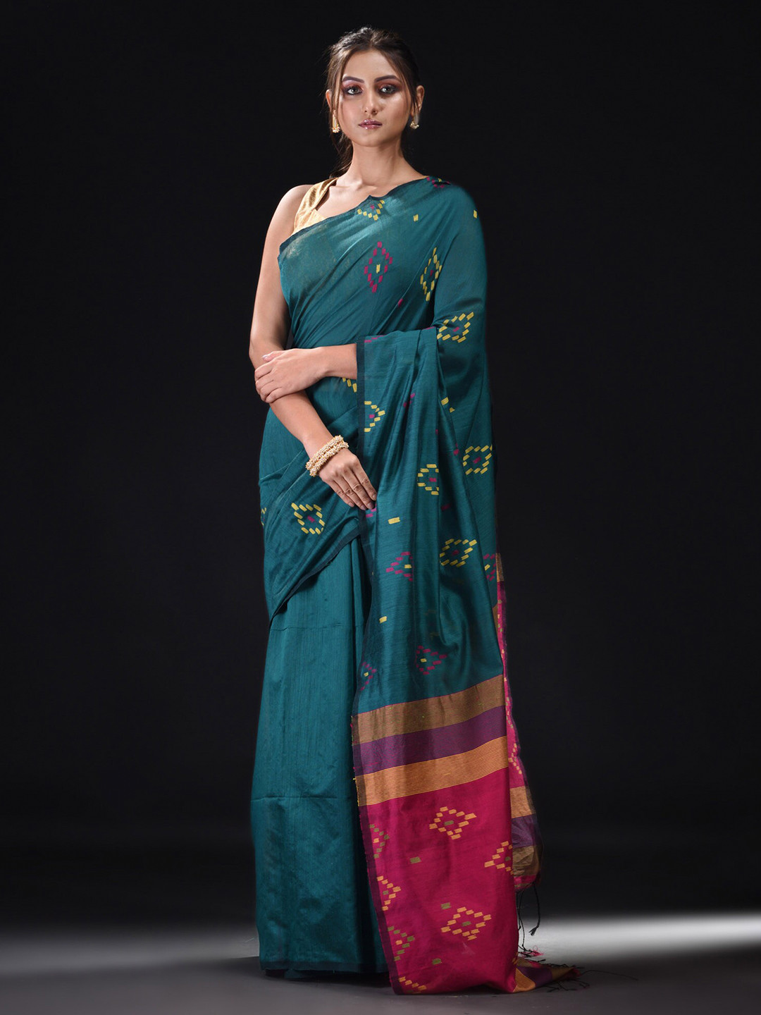 

BEATITUDE Women Blue & Red Saree