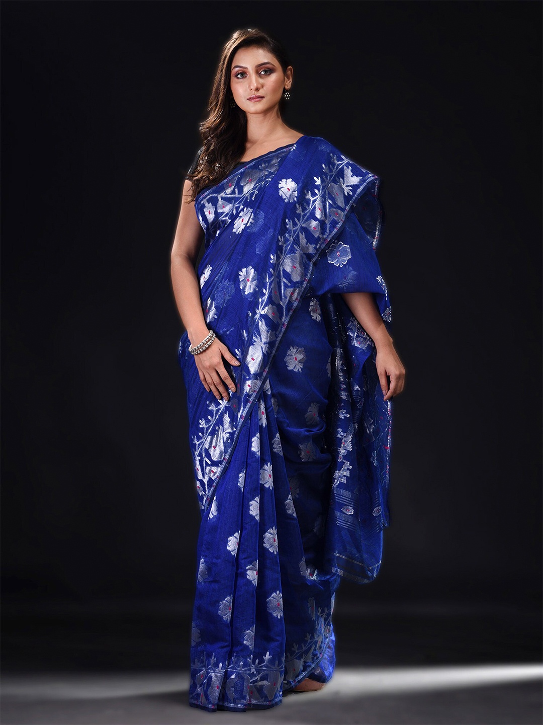 

BEATITUDE Blue & Silver-Toned Woven Design Zari Silk Cotton Saree