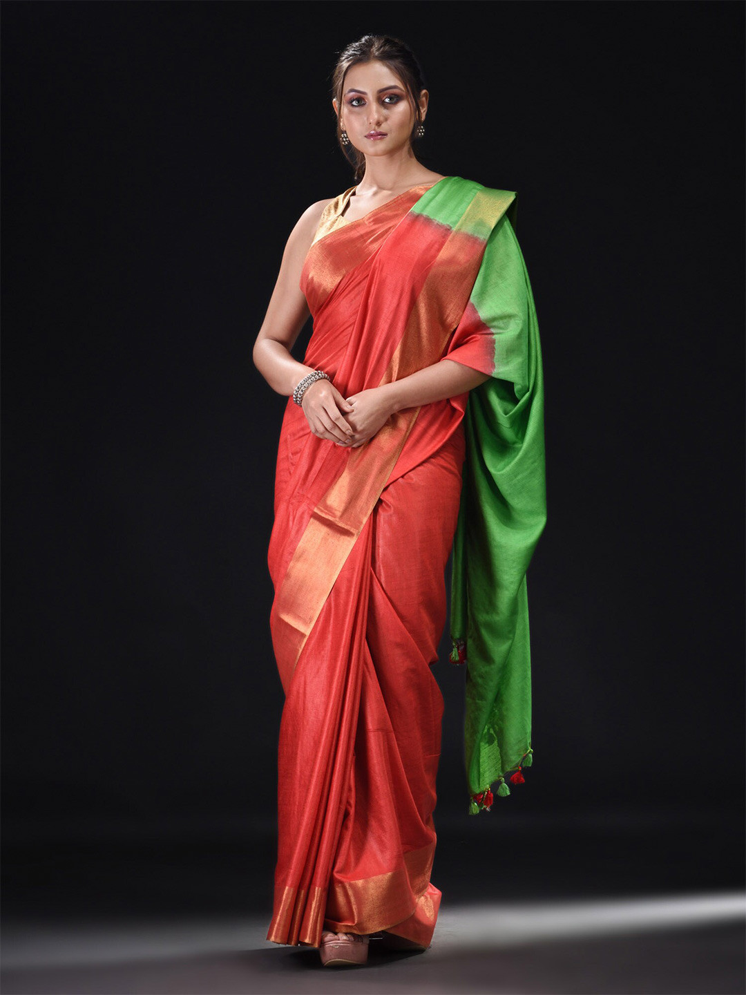 

BEATITUDE Women Red & Green Zari Saree