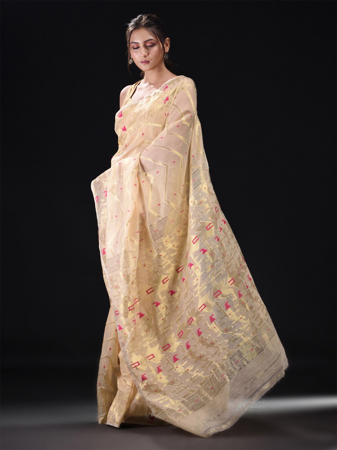 

BEATITUDE Gold-Toned & Pink Woven Design Zari Silk Cotton Jamdani Saree