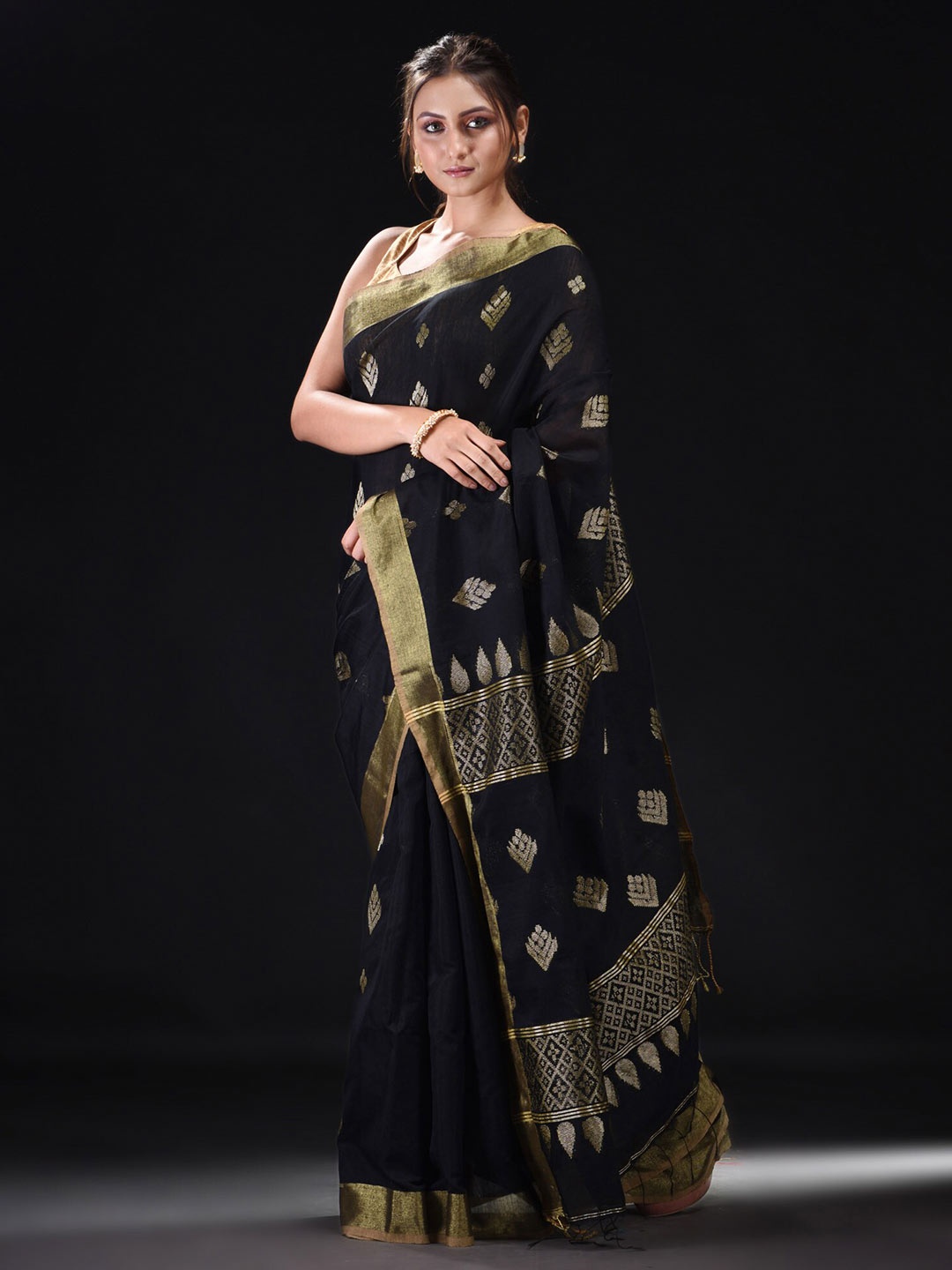 

BEATITUDE Black & Gold-Toned Woven Design Zari Saree