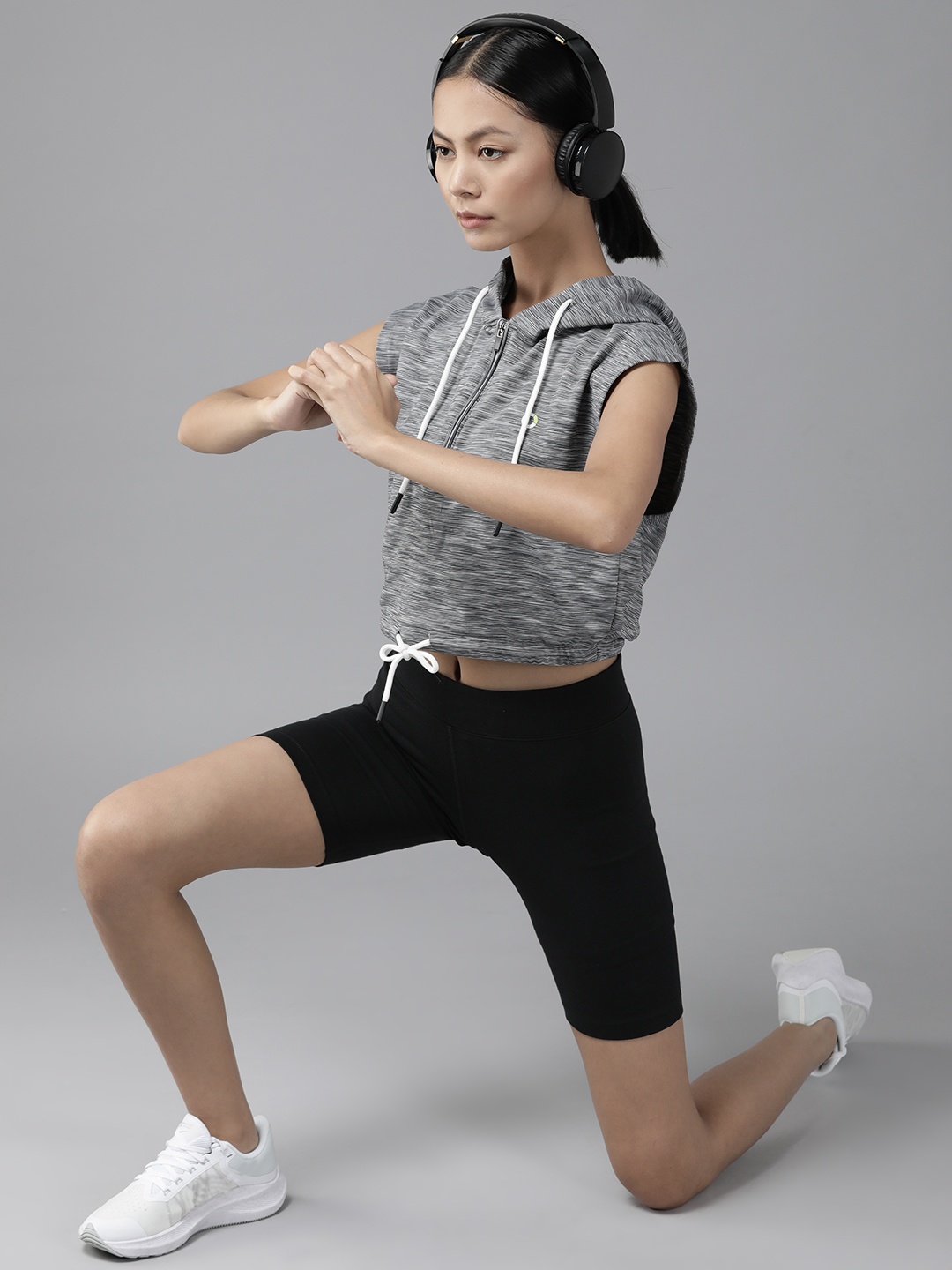 

PROWL by Tiger Shroff Women Grey Printed Hooded Training Sweatshirt