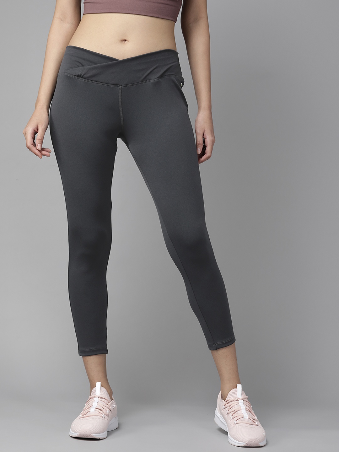 

PROWL by Tiger Shroff Women Charcoal Grey Solid Speed-Dry Cropped Tights