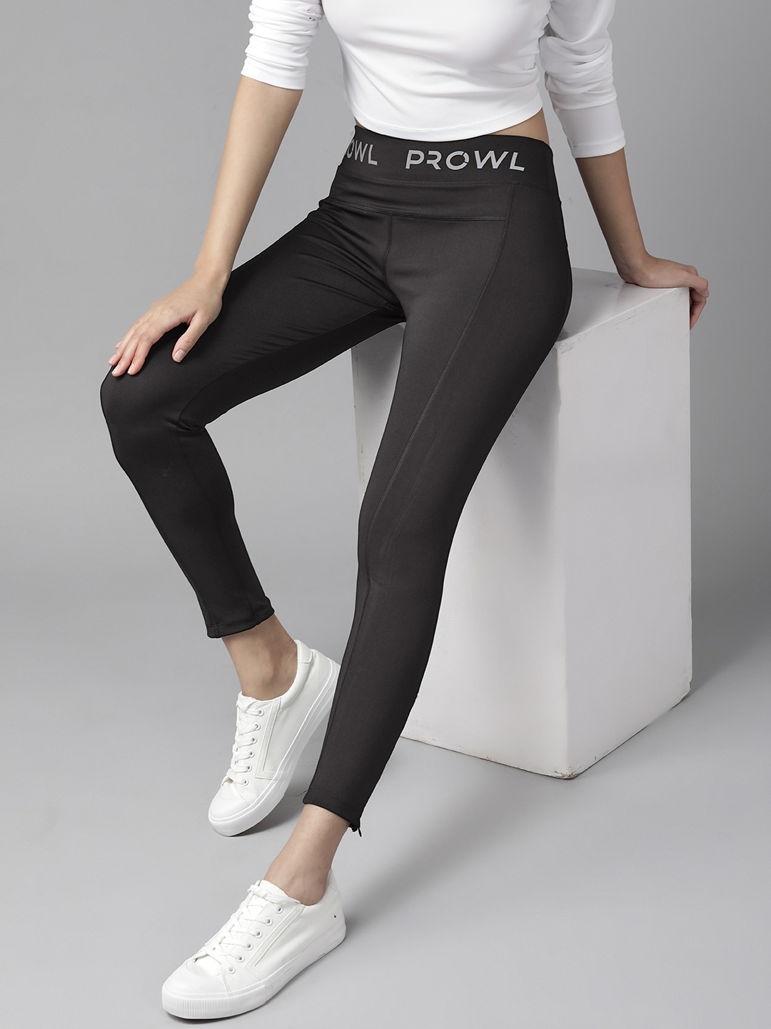 

PROWL by Tiger Shroff Women Black Solid Speed-Dry Tights