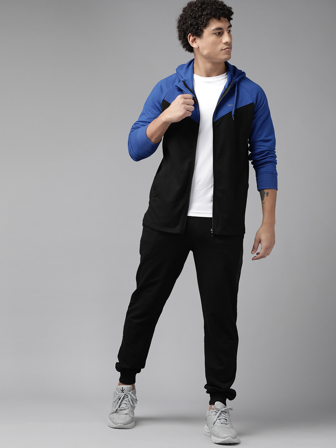 

PROWL by Tiger Shroff Men Blue & Black Colorblocked Tracksuit