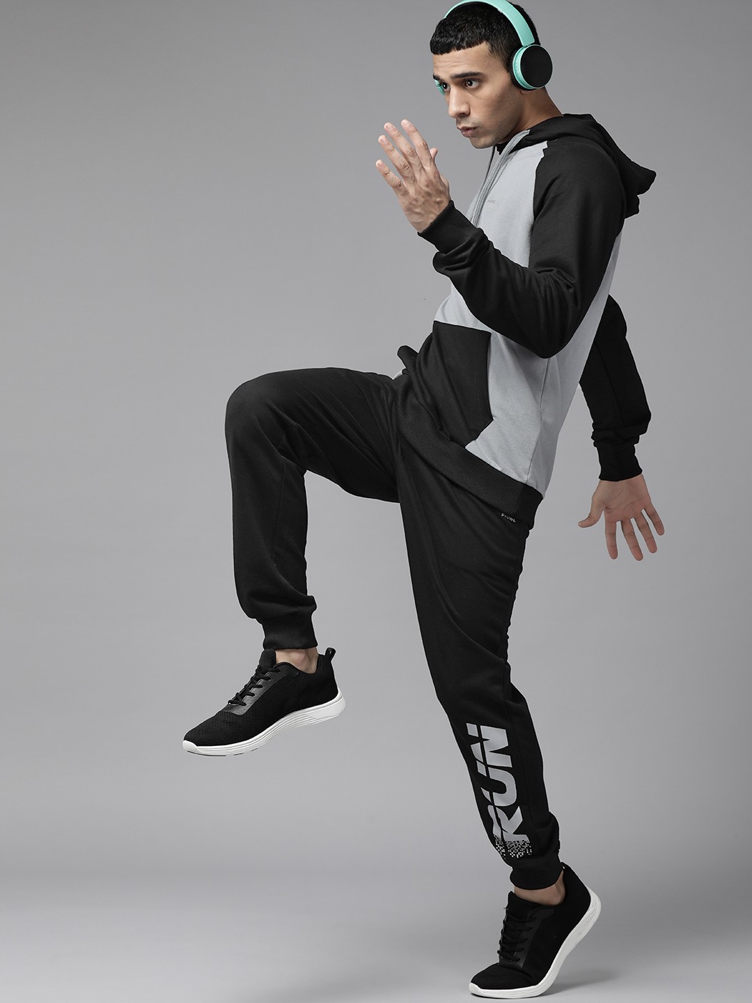 

PROWL by Tiger Shroff Men Black & Grey Colorblocked Tracksuit