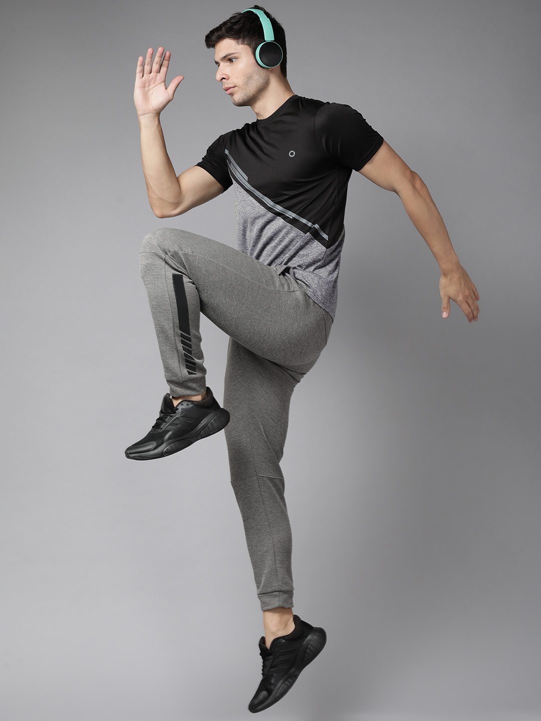 

PROWL by Tiger Shroff Men Black & Grey Colourblocked T-shirt