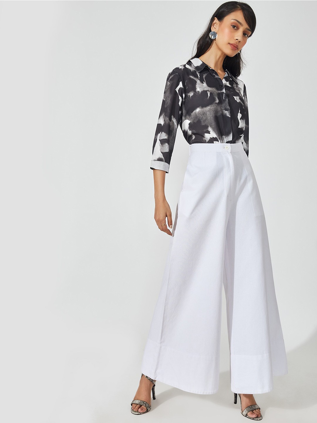 

The Label Life Women White Wide Bottom Flare Pants