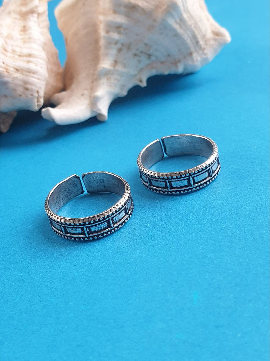 

FIROZA Women Set of 2 Silver-Toned Oxidised Toe Rings