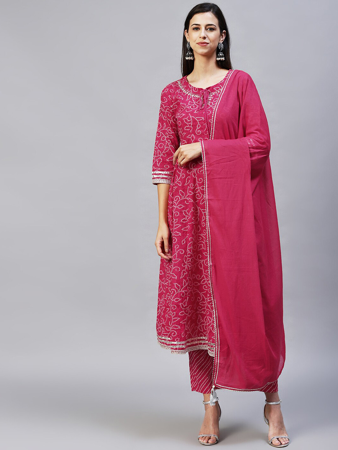 

FASHOR Women Magenta Bandhani Printed Pure Cotton Kurta with Trousers & With Dupatta