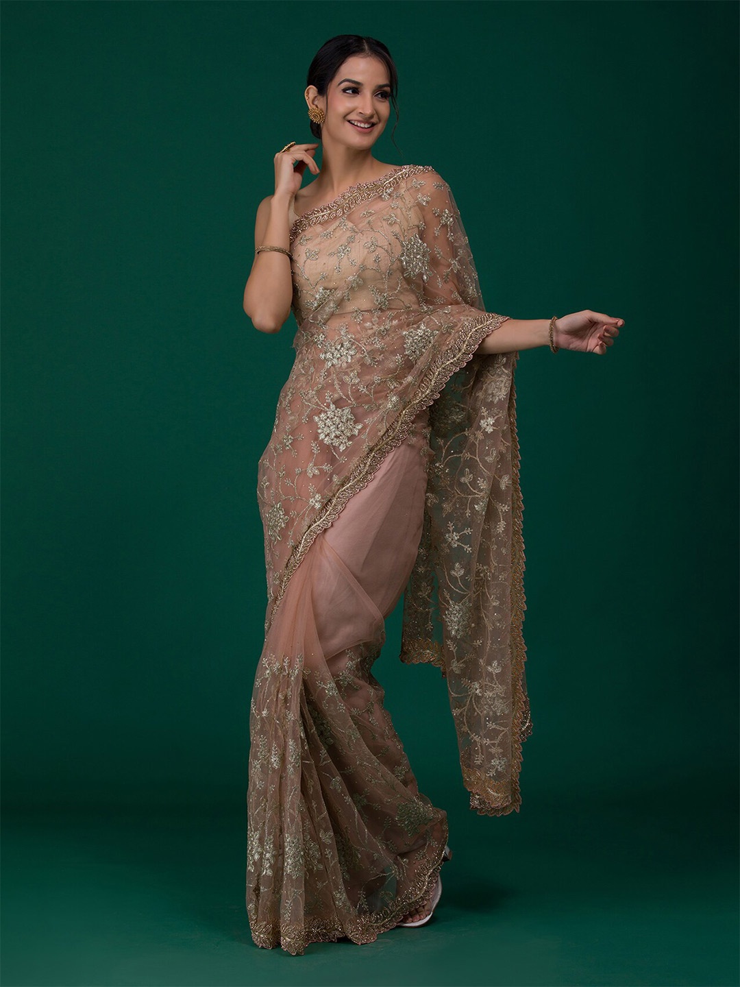 

Koskii Peach-Coloured & Gold-Toned Embellished Embroidered Supernet Saree