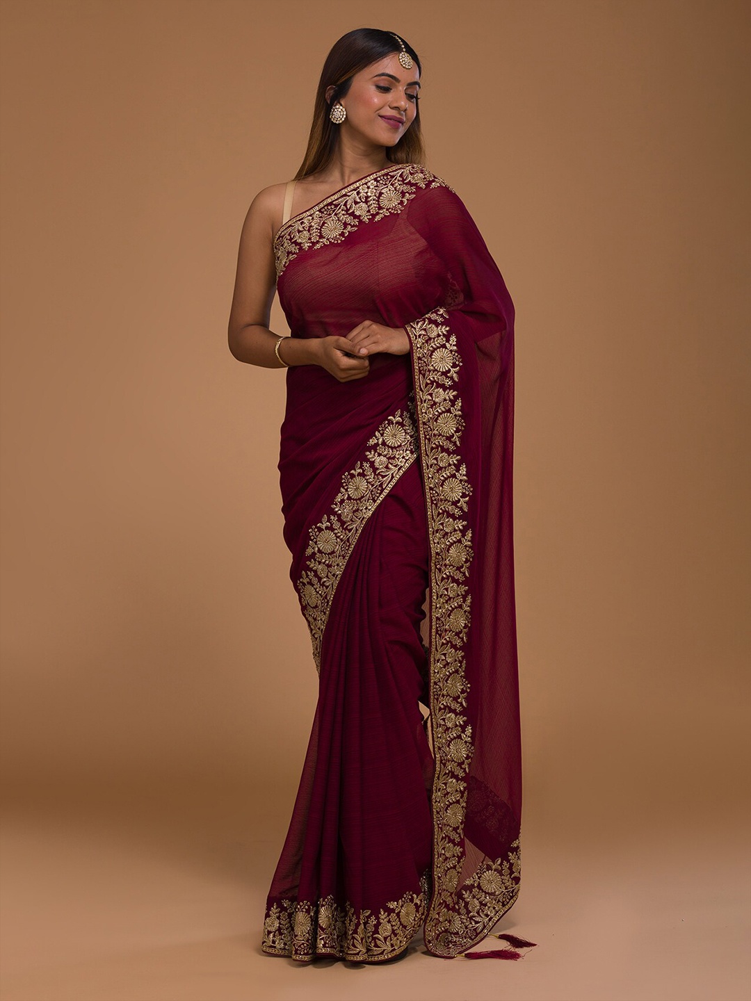 

Koskii Red & Gold Embroidered Zariwork Art Silk Saree With Unstitched Blouse Piece