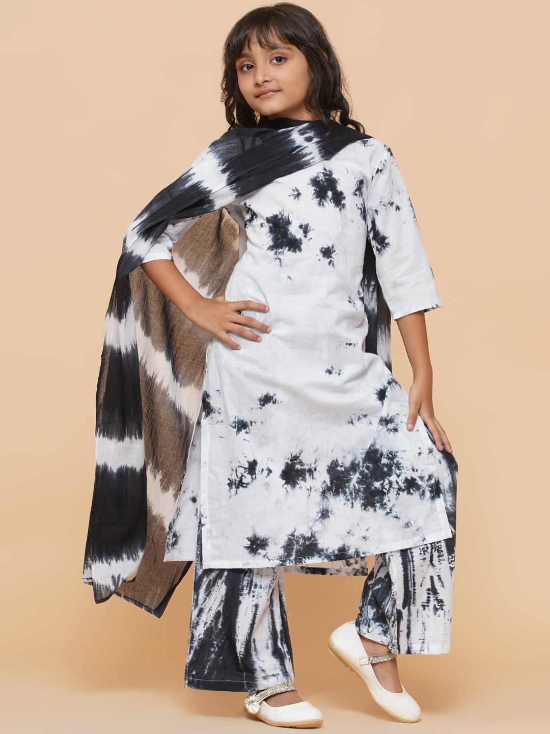 

titliyan Girls White Tie & Dye Pure Cotton Kurta with Trousers & Dupatta