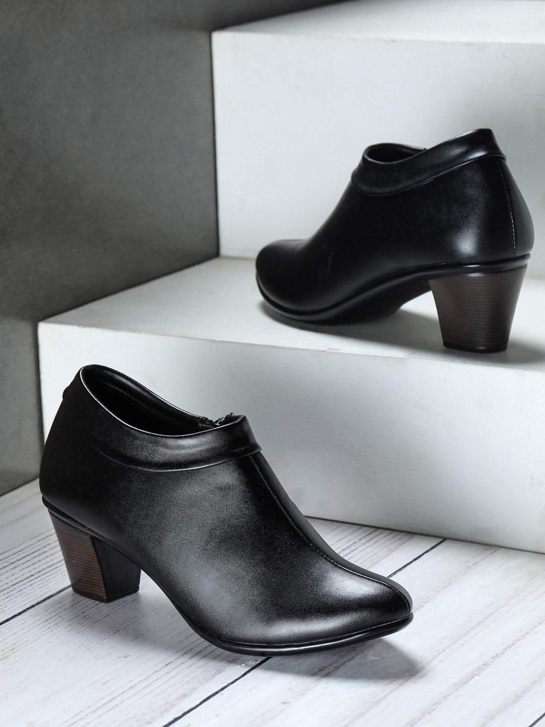 

Shezone Black Solid Block Boots