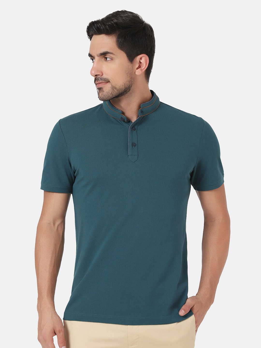 

Blackberrys Men Green Solid Mandarin Collar Slim Fit T-shirt