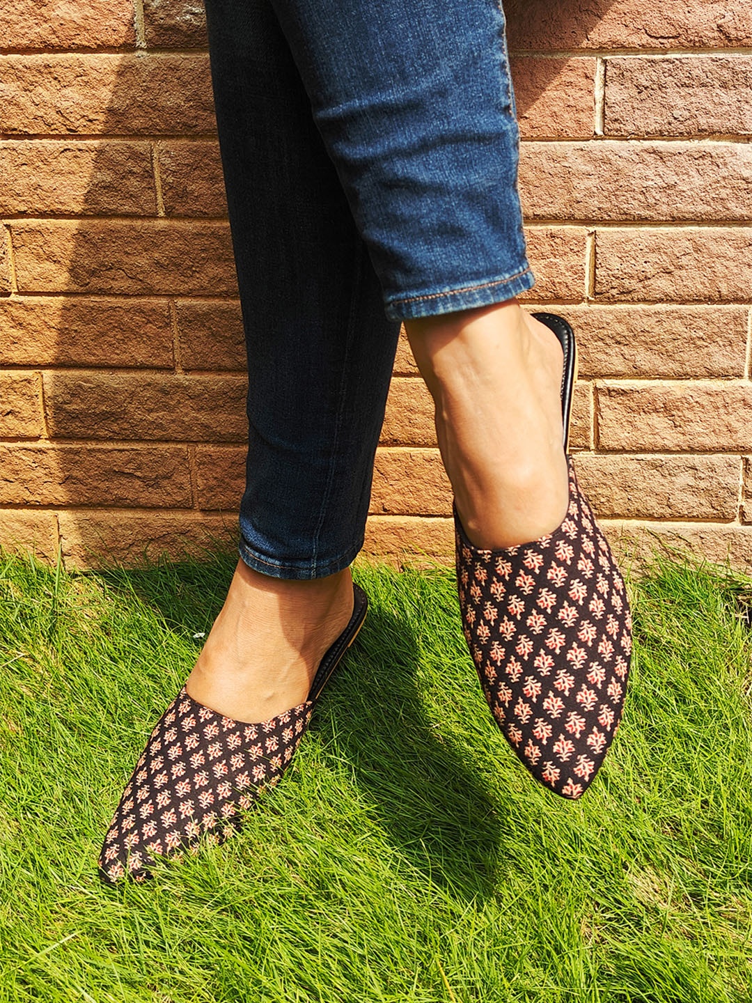 

THE MADRAS TRUNK Women Black Printed Mules Flats