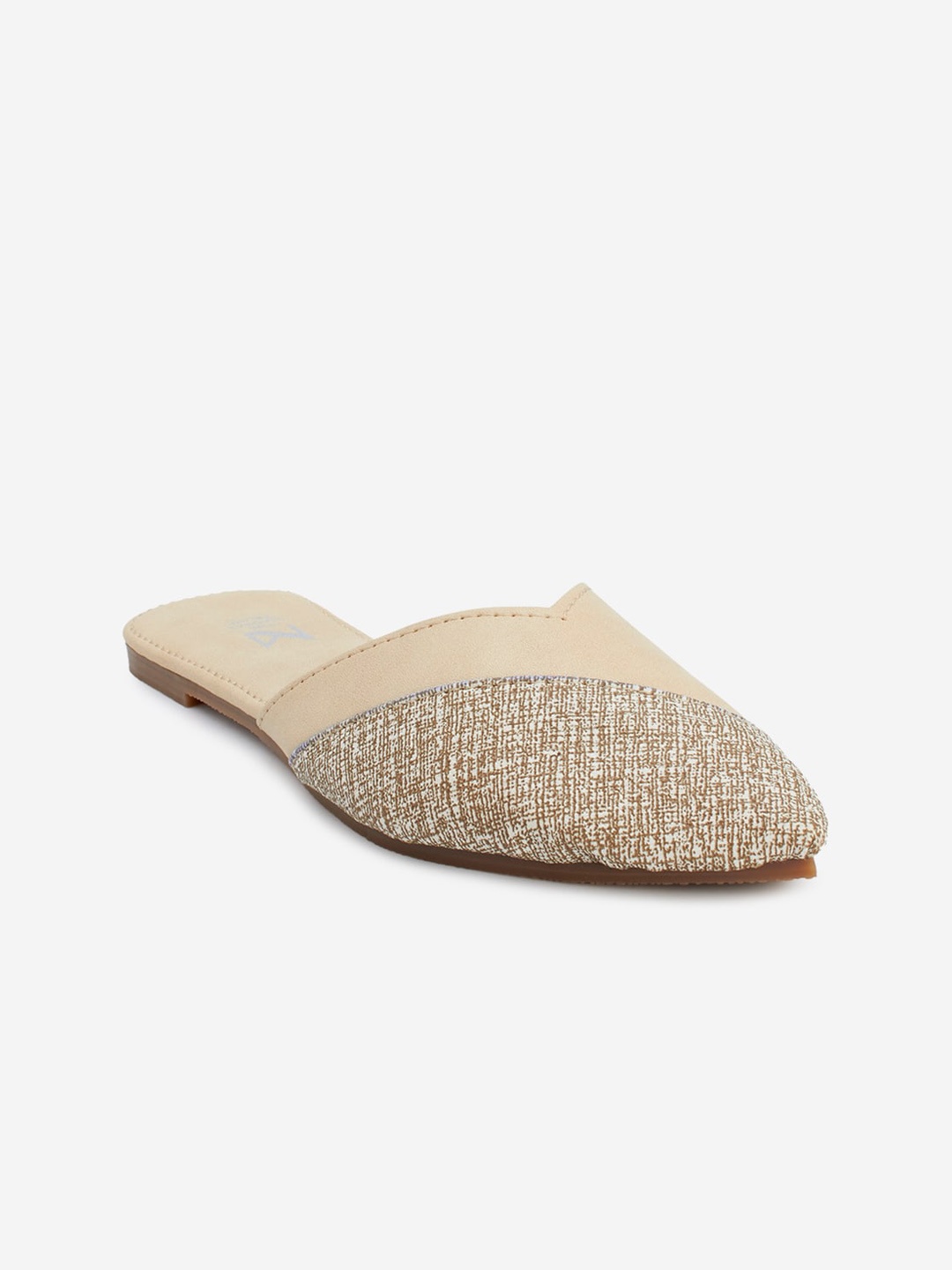 

THE MADRAS TRUNK Women Off White Mules Flats