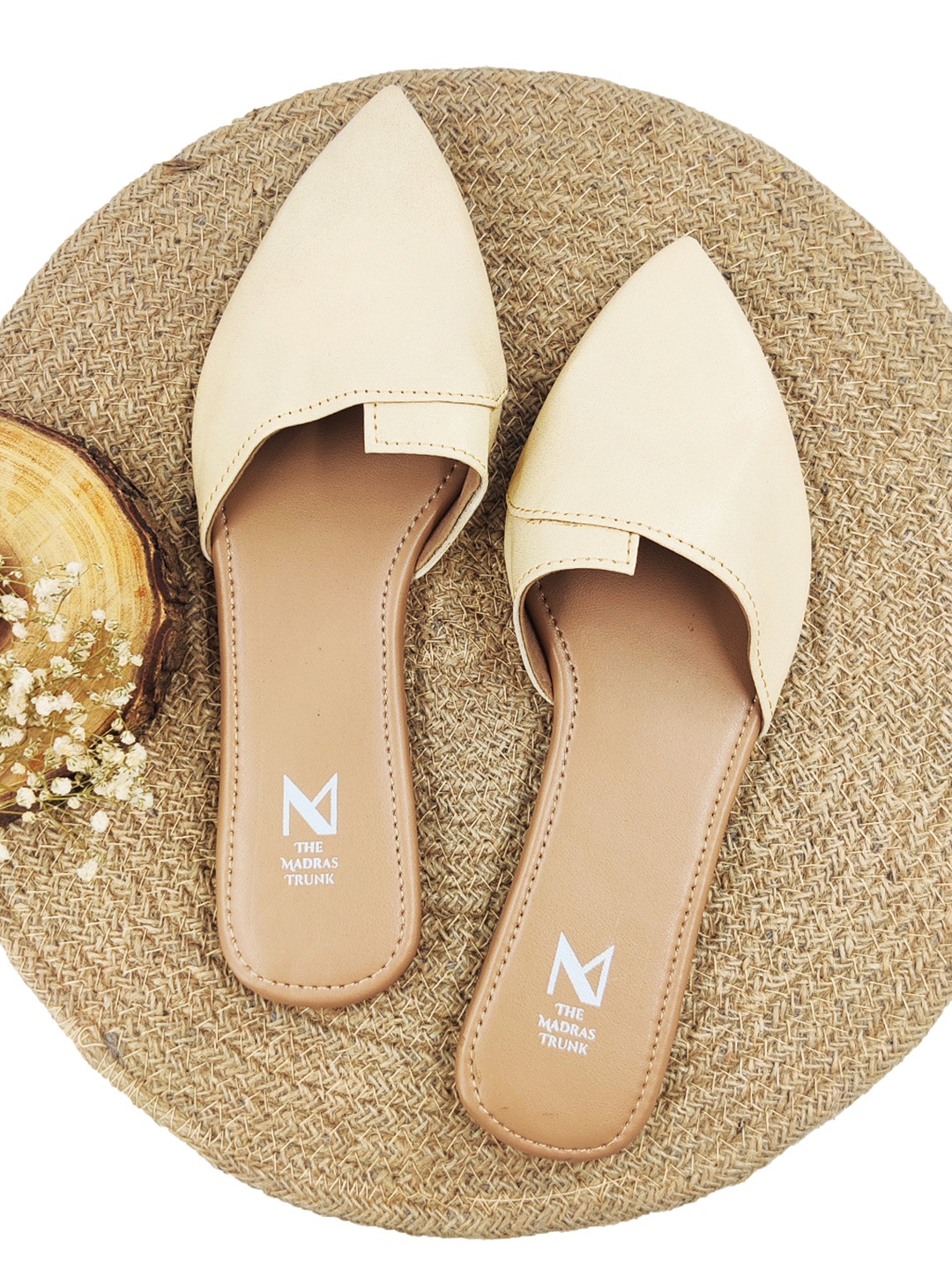 

THE MADRAS TRUNK Women Off White Mules Flats