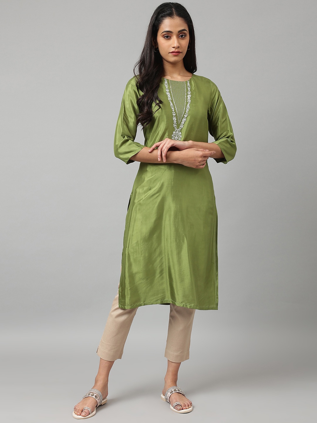 

W Women Green Embroidered Thread Work Kurta