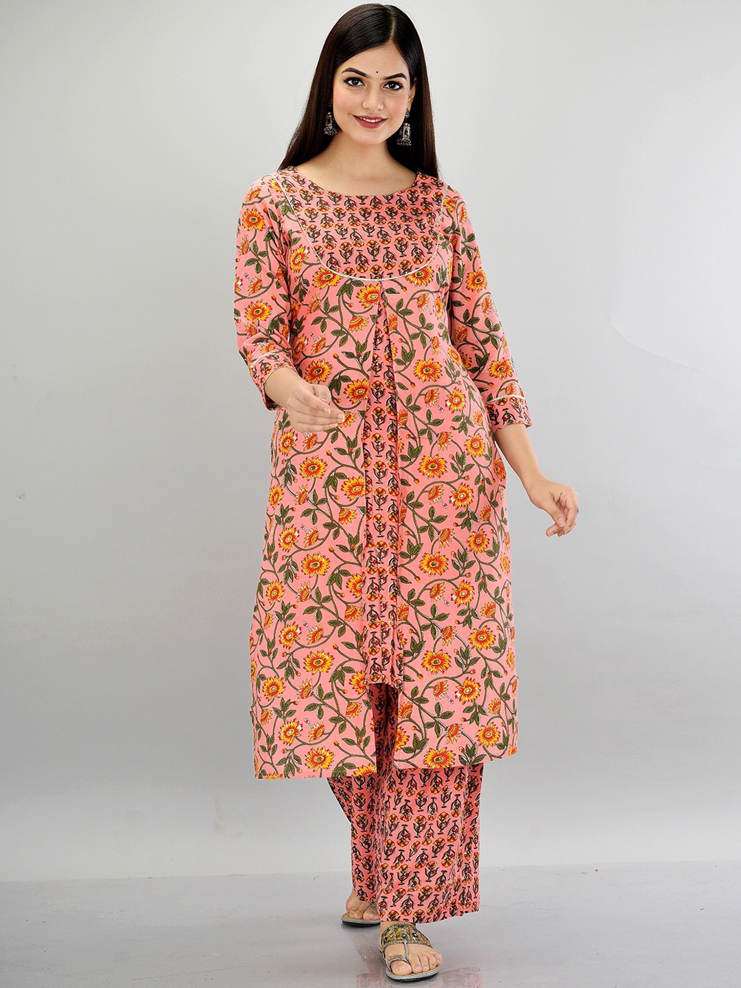 

METRO-FASHION Women Peach-Coloured Printed Kurti with Trousers