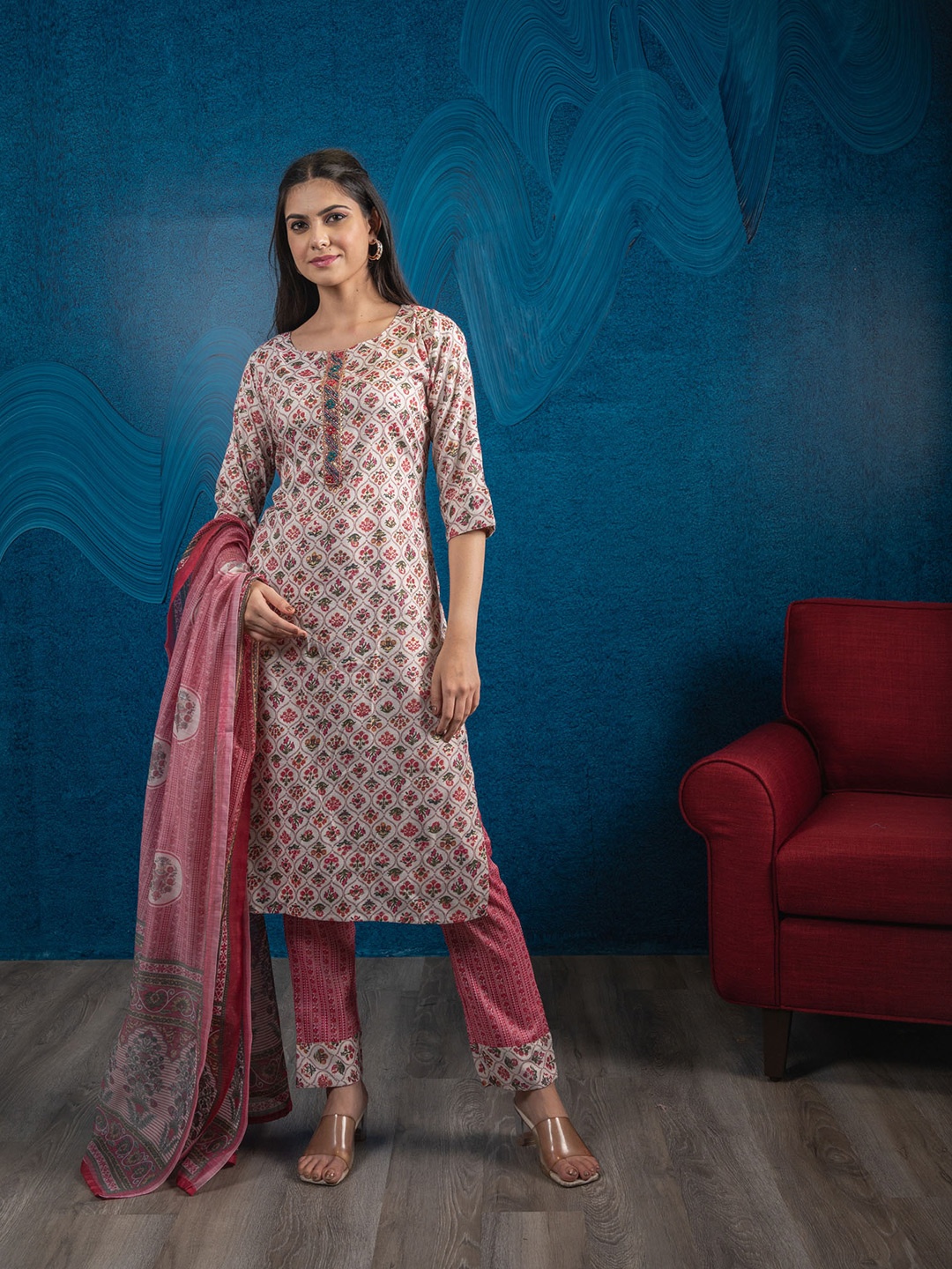 

BEATITUDE Women Beige Floral Printed Kurti with Trousers & With Dupatta