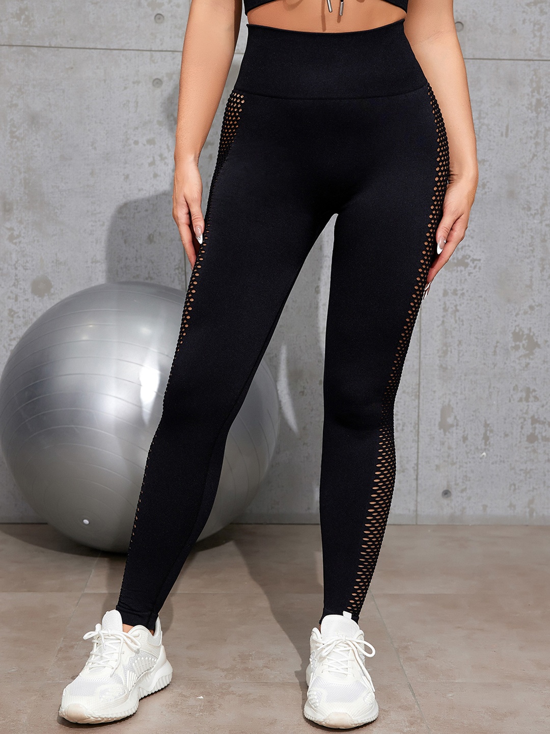 

URBANIC Women Black Solid Gym Tights