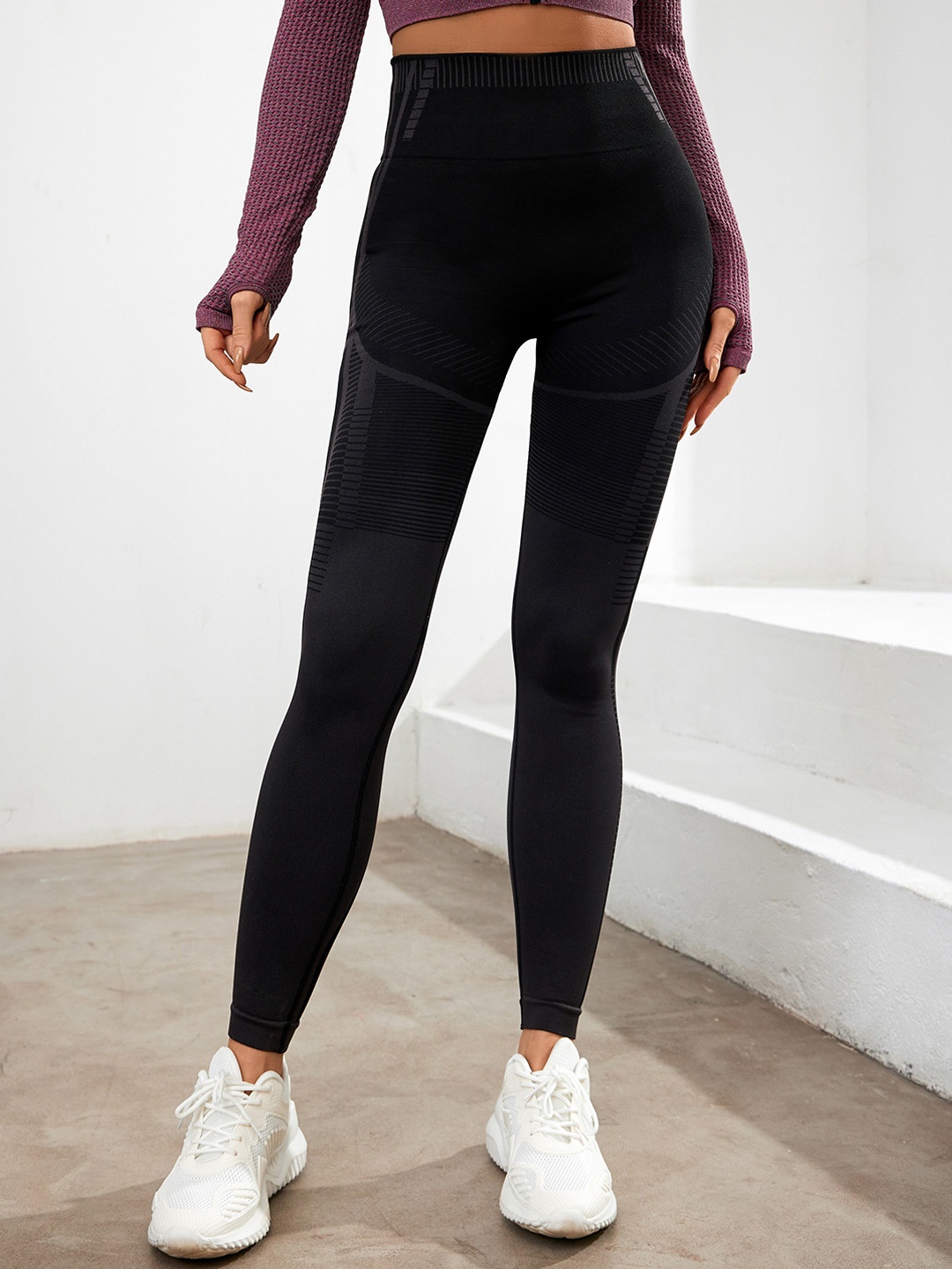 

URBANIC Women Black Solid Gym Tights