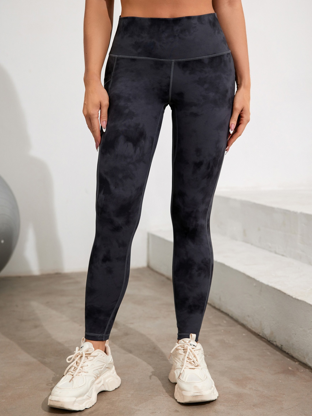 

URBANIC Women Grey Printed Ankle Length Training & Gym Tights