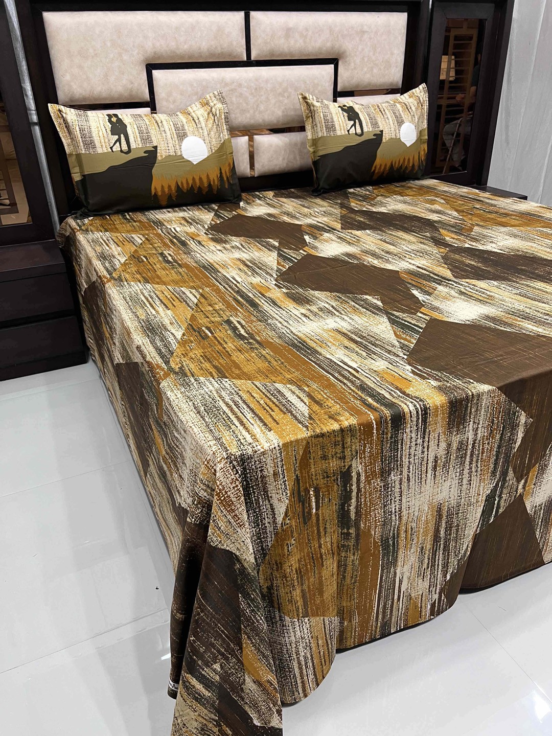 

Pure Decor Brown & White King Bedsheet with 2 Pillow Covers