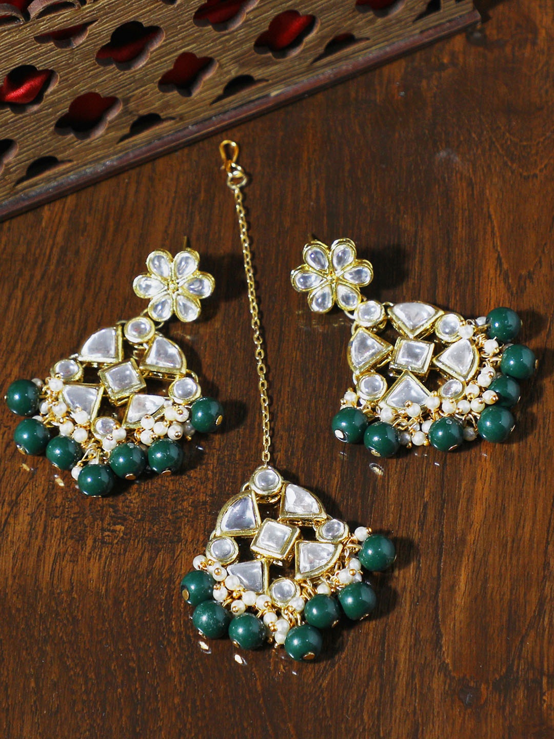 

KARATCART Women Gold-Plated White & Green Kundan-Studded Jewellery Set